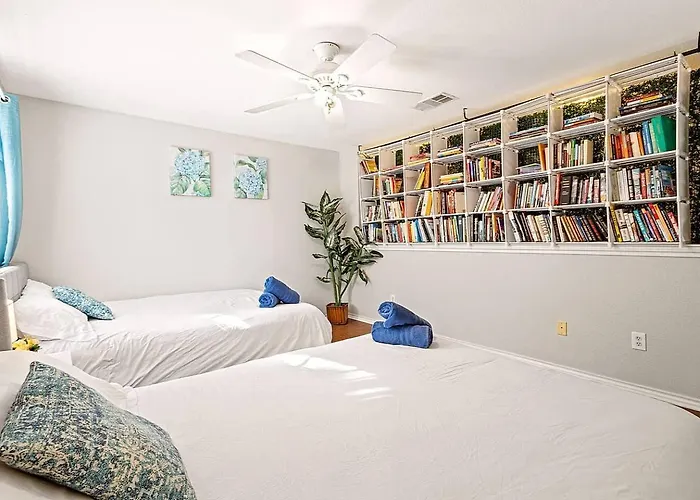 Vakantiehuis Sleeps 12 - Game - Fire Pit - Handmade Library Fort Worth